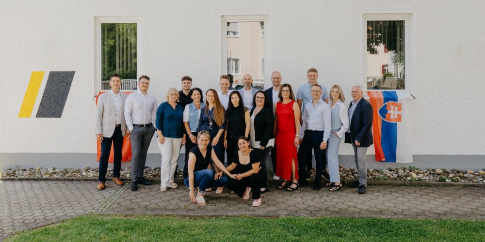 steuerkanzlei-schicker-augsburt-team-tabletansicht Das Team der Sterurkanzlei Schicker und Kollegen vor den Bürogebäude.